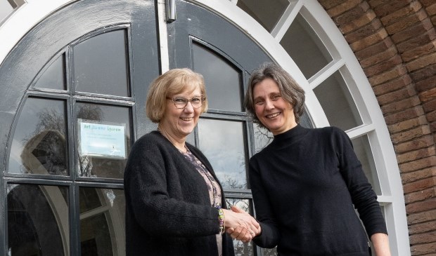 V.l.n.r. Agaath Mauritz (Het Nieuwe Lyceum) en Joanne Penning (Samen voor De Bilt). (foto Ron Jacobs)