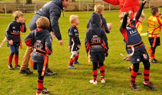 De benjamins van SRFC staan hun mannetje op het veld in Devnter.