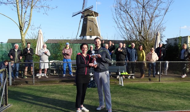 Erica Lam en Zegert Verhoef ontvingen de 'Roger Snell Trofee' (wisselbeker ter nagedachtenis aan de tien jaar geleden overleden Kraaienveldvoorzitter Roger Snell).
