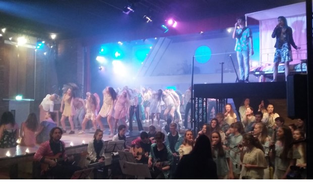 Leerlingen van Het nieuwe Lyceum in de musical 'Mamma Mia'.