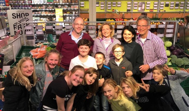 Meester Eric-Jan, Cynthia Weerstra, partner van Jan Peter, Gitta van Eick, eigenaar EkoPlaza Jan Peter Oosterloo en een paar kinderen van groep 6 tijdens de winkelsafari.