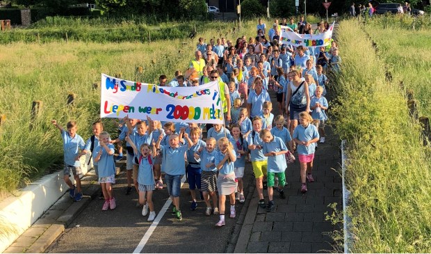 Uitgelaten wandelaars tijdens de avondvierdaagse van 2018. (foto Anneke Westeneng)