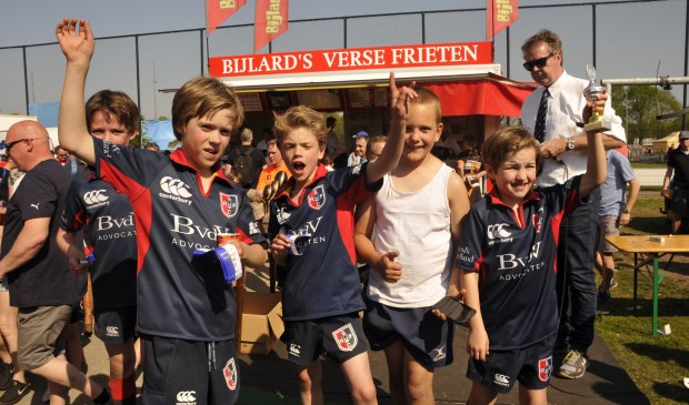 Het U10 team wint de Bowl finale en neemt de trofee in ontvangst .
