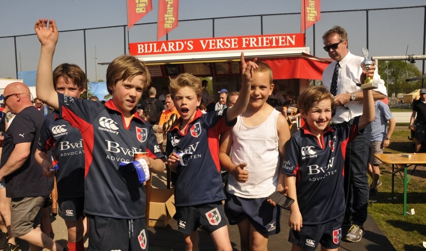 Het U10 team wint de Bowl finale en neemt de trofee in ontvangst .