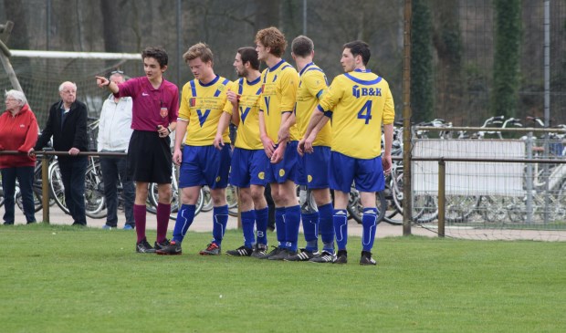 De arbiter van dienst zet de SVM-verdediging op afstand.