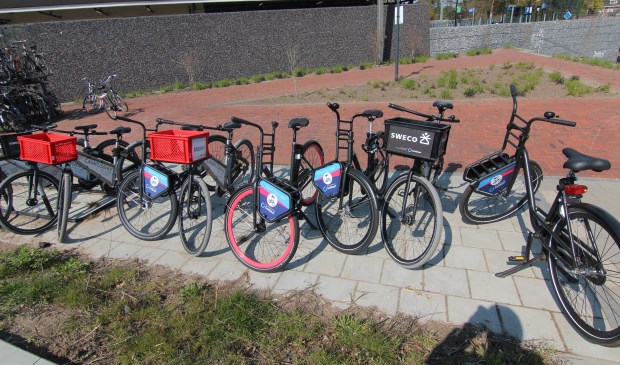 Er wordt gebruikgemaakt van bestaande fietsrekken, zoals bij het treinstation in Bilthoven, waar overigens een woud van fietsen en aanbieders is te vinden.