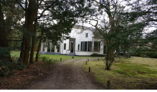 De Sluishoef is te bereiken via een pad voorlangs Sandwijck.