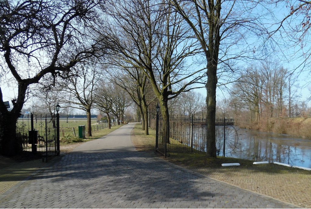 Bij Fort Voordorp loopt de grens langs de zuidzijde van dit in de jaren 1867-1871 aangelegde fort in het kader van de Hollandse Waterlinie.