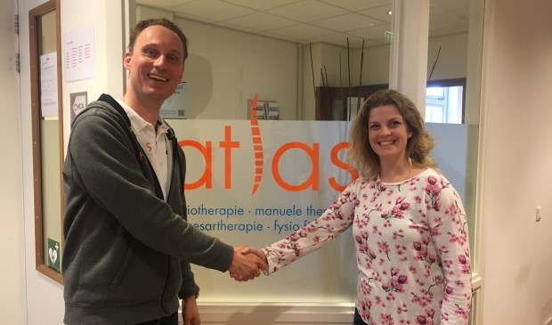 Joost (Atlas) verwelkomt Bianka met haar osteopathiepraktijk in Maartensdijk.