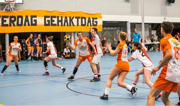 Tweede elftal-speelster Joëlle van Utrecht maakt haar debuut. (foto Wessel Plate)
