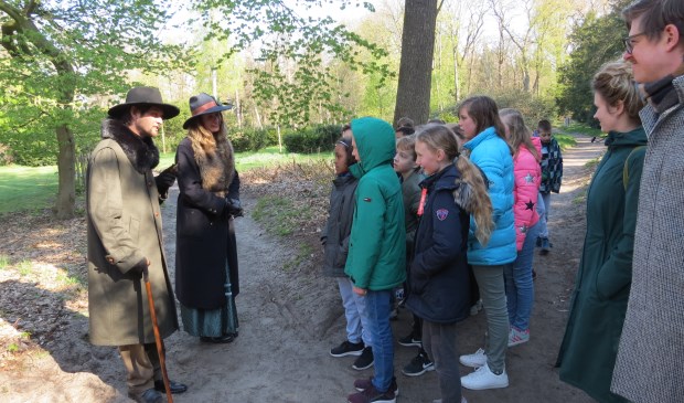 Spelenderwijs krijgen de kinderen informatie over de pracht en praal van het landgoed.