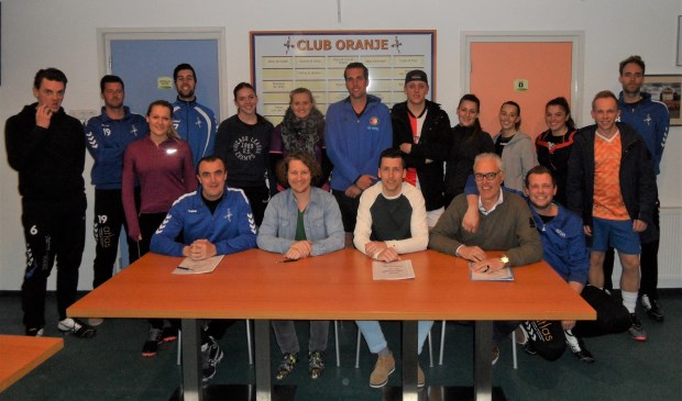 Voor de spelers van de selectie uiterst links Stefan Gringhuis (trainer DOS 2) en derde van links Maarten van Brenk (aanstaand trainer DOS 1) na het ondertekenen van het contract.