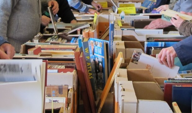 Wie bijvoorbeeld boeken heeft voor de verkoop kan zich aanmelden en geld verdienen voor een vereniging of goed doel.