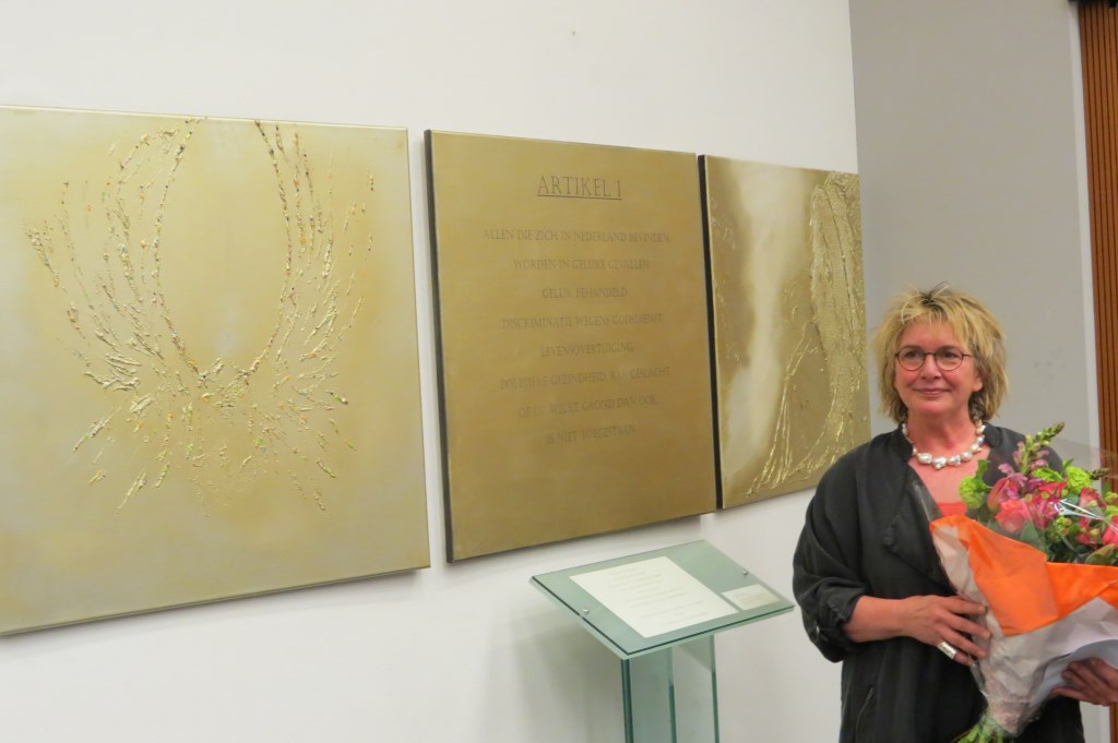 Kunstenares Iris van Haaren bij haar kunstwerk ‘De zachte kracht’.