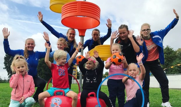 Bij de Kangoeroe Klup van DOS leren kinderen spelenderwijs sporten en samenwerken.