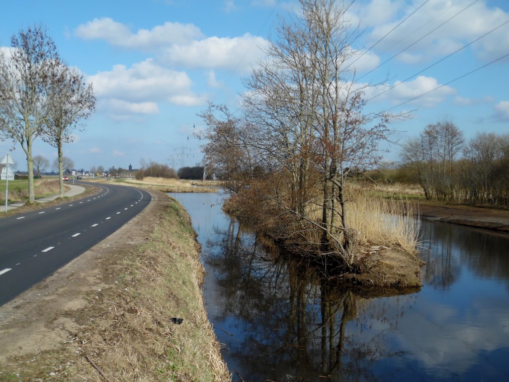 Vanuit het snijpunt met de Burg. Huydecoperweg volgt de grens deze weg noordwaarts richting Westbroek, maar buigt ongeveer een kilometer voor het dorp opnieuw oostwaarts, boven de Molenpolder langs, tot op de naar het zuiden lopende deel van de Kerkdijk. Op deze foto zien we deze grensweg met in de