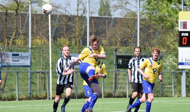 Perry van den Bunt werkt de bal ook tot genoegen van medespeler Danny de Bie doeltreffend weg. (foto Nanne de Vries)