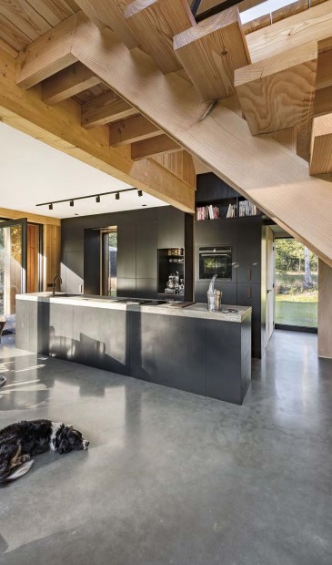 Ook het interieur en de keuken zijn door de architect ontworpen. (foto Peter Cuypers)