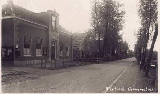 Het voormalig gemeentehuis van Westbroek stond destijds tussen het oude doktershuis en het armenhuis. Omstreeks 1939 is het doktershuis afgebroken en is er een nieuwe woning gebouwd voor het hoofd van de plaatselijke school. Het voormalige gemeentehuis was enkele decennia tot 1993 het hoofdkwartier
