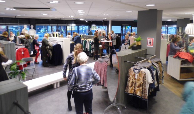 Veel belangstelling aan het Maertensplein in Maartensdijk.
