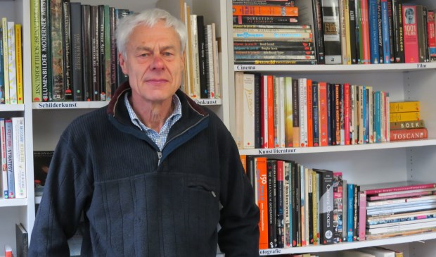 Vrijwilliger Donald Hatch coördineert bij Emmaus de boekenafdeling.