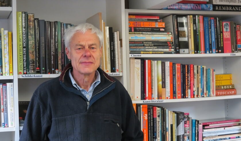 Vrijwilliger Donald Hatch coördineert bij Emmaus de boekenafdeling.