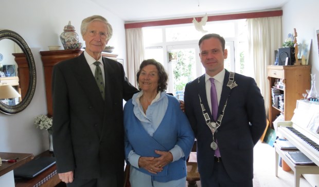 Het diamanten bruidspaar Herman en Margje Heep-Smit met de burgemeester.