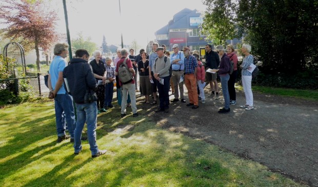 Ruim belangstelling voor de paaswandeling in het park.