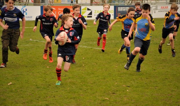 Stichtsche Rugby team plaatst succesvolle aanval.