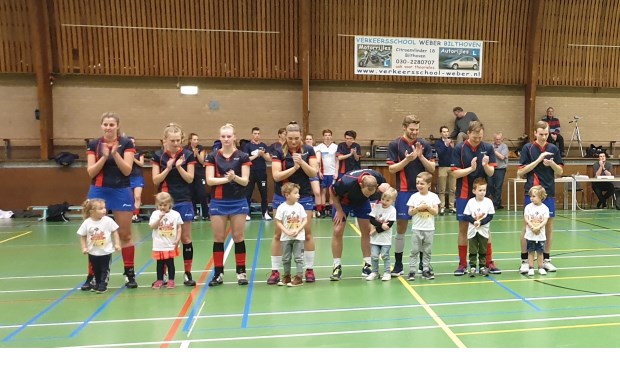 De spelers van NOVA liepen op met de jongste leden van de club, de Kangoeroes.