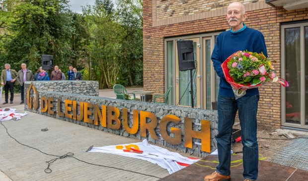 Bewoner de heer Huisman bedacht de naam De Leijenburgh en onthult deze als openingshandeling, (foto HLP Images Hans Lebbe)
