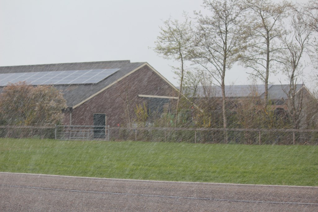 Zonnepanelen (nu even in de sneeuw) op bedrijfsgebouwen langs de Koningin Wilhelminaweg kunnen uiterst functioneel zijn.