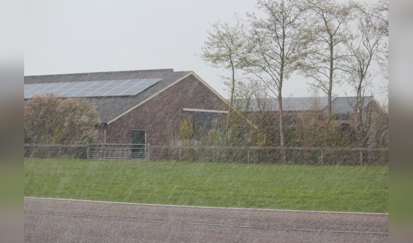 Zonnepanelen (nu even in de sneeuw) op bedrijfsgebouwen langs de Koningin Wilhelminaweg kunnen uiterst functioneel zijn.