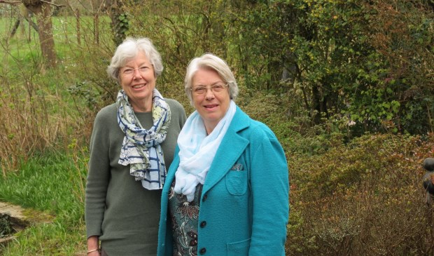 Voorzitter Nettie van der Laan (rechts) en penningmeester Tineke Teutelink.