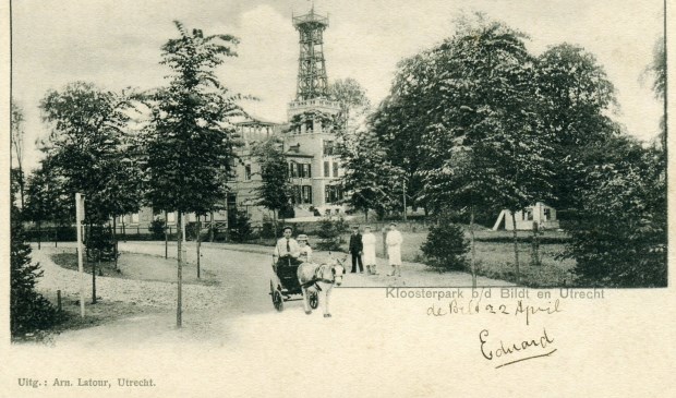 Het KNMI in 1900 met een nieuwe weertoren, die is gebouwd tegen huize Het Klooster (foto Hist. Kring ‘dOudeSchool).
