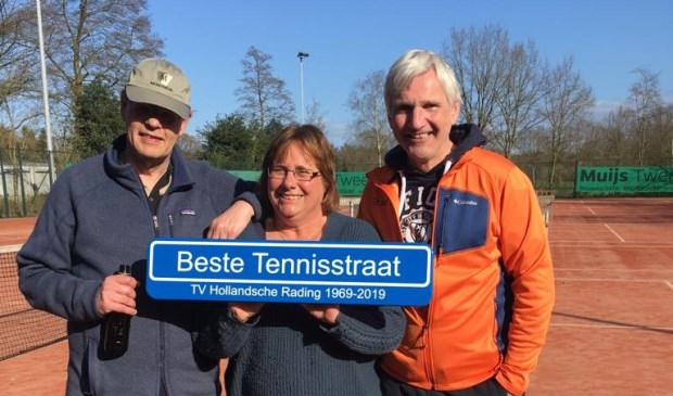 Uiteindelijk bleek de Adri Piecklaan de meeste punten bijeen gesprokkeld te hebben. Een afvaardiging van het team (foto) nam het de prijs in ontvangst.