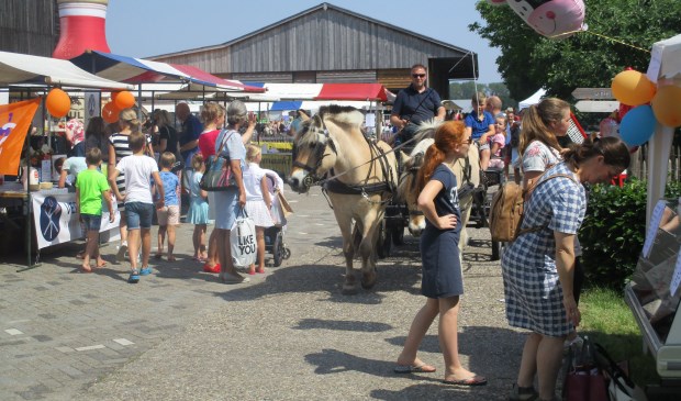 De lentemarkt wordt ieder jaar druk bezocht.