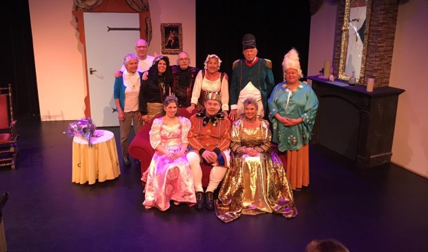 De cast van het in maart uitgevoerde toneelstuk voor kinderen 'Floriana en het wonderflesje'.