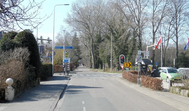 We blikken naar het oosten, waar de grens de spoorlijn en het viaduct van de A27 kruist.