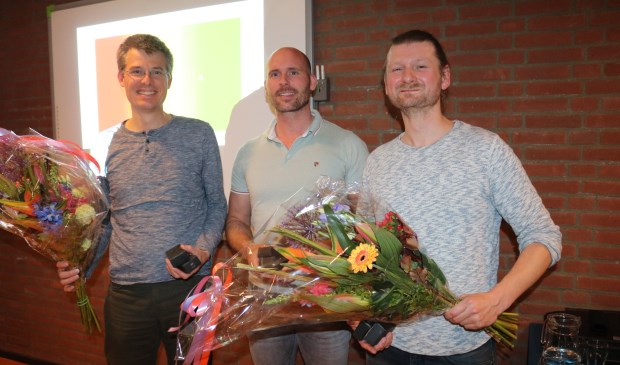 Bloemen na afloop van de presentaties voor de Biltse duurzame pioniers. V.l.n.r. Jochen Pierik, Bram de Deugd en Tim van der Maden. (foto: Jenny Senhorst)