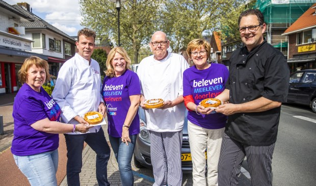 De bakkers presenteren samen met Anja, Dianne en Nel hun product. (foto Jeroen Jumelet)