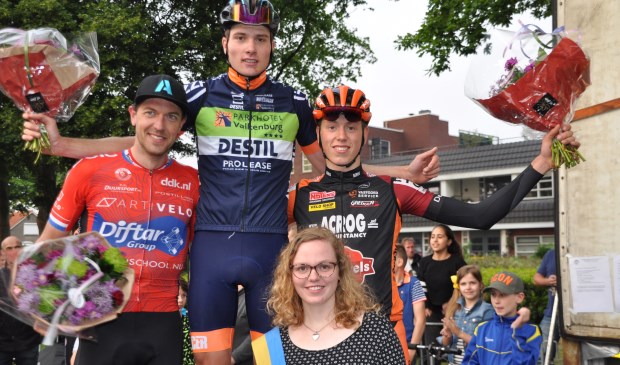 Kyle Agterberg viert zijn overwinning op het podium tussen Frank Visser, Tomas Kopecky en Rondemiss Michelle Hardeveld.