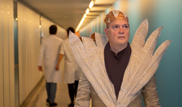Tijdens de openbare debatavond in de Bilthovense boekhandel luistert Theater in 't Groen de avond op met enkele scenes uit hun nieuwe voorstelling. (foto Petra Cremers)
