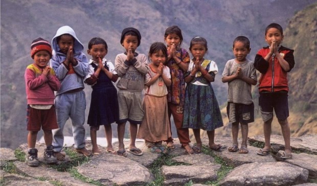Kinderen op het platteland van Nepal.