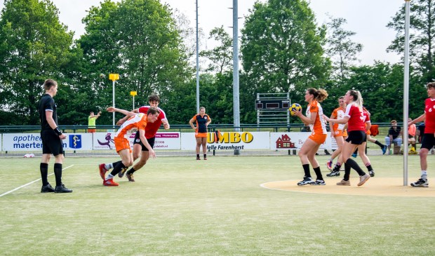 Rianne Kruit in de steun voor Luke van Kouterik die zijn heer passeert. (foto Wessel Plate)