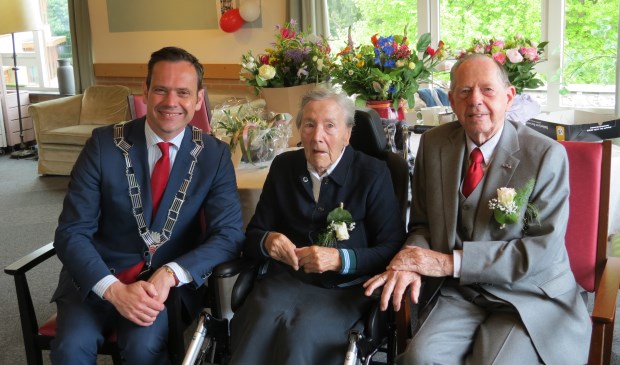 Het diamanten bruidspaar Oosterhuis met de burgemeester.
