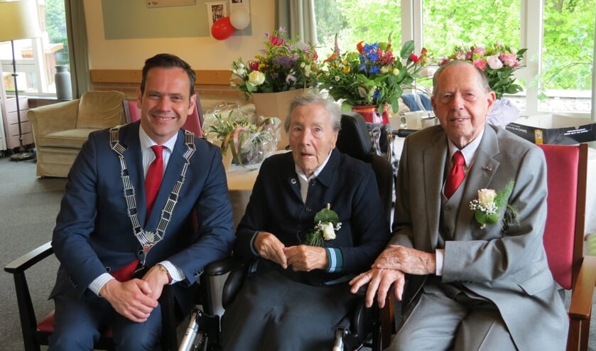 Het diamanten bruidspaar Oosterhuis met de burgemeester.