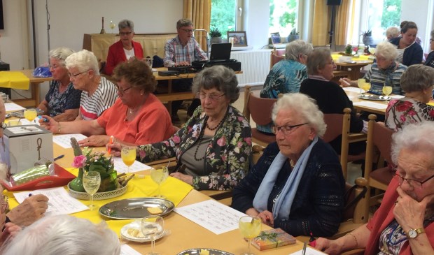 Top sfeertje tijdens de muziekbingo van de Zonnebloem.