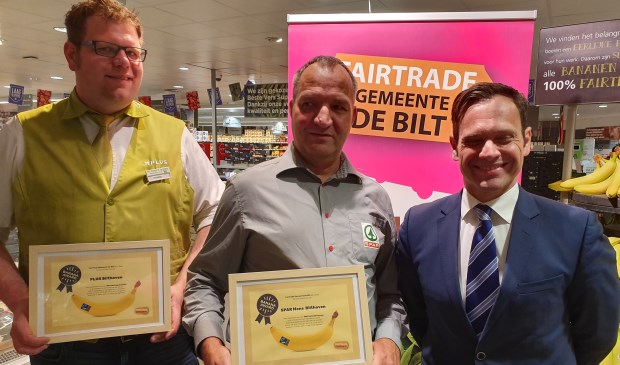 Beide supermarkten zijn blij verrast met hun award, met v.l.n.r. Henrik van Wingerden (Plusmarkt), Jan Mons (Spar Mons) en burgemeester Sjoerd Potters.