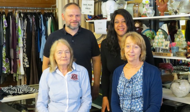 De vrijwilligers Guda Hatch, Coen de Moor, Yvette Gumbs en Marga van Dijck zijn bij de organisatie van de themadag betrokken.